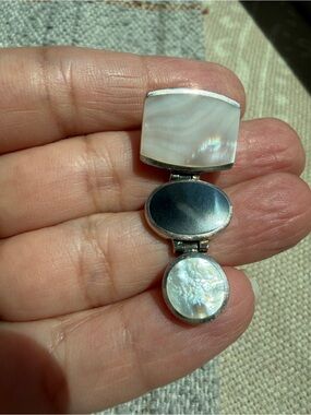 STERLING SILVER MOTHER OF
PEARL PENDANT
vintage